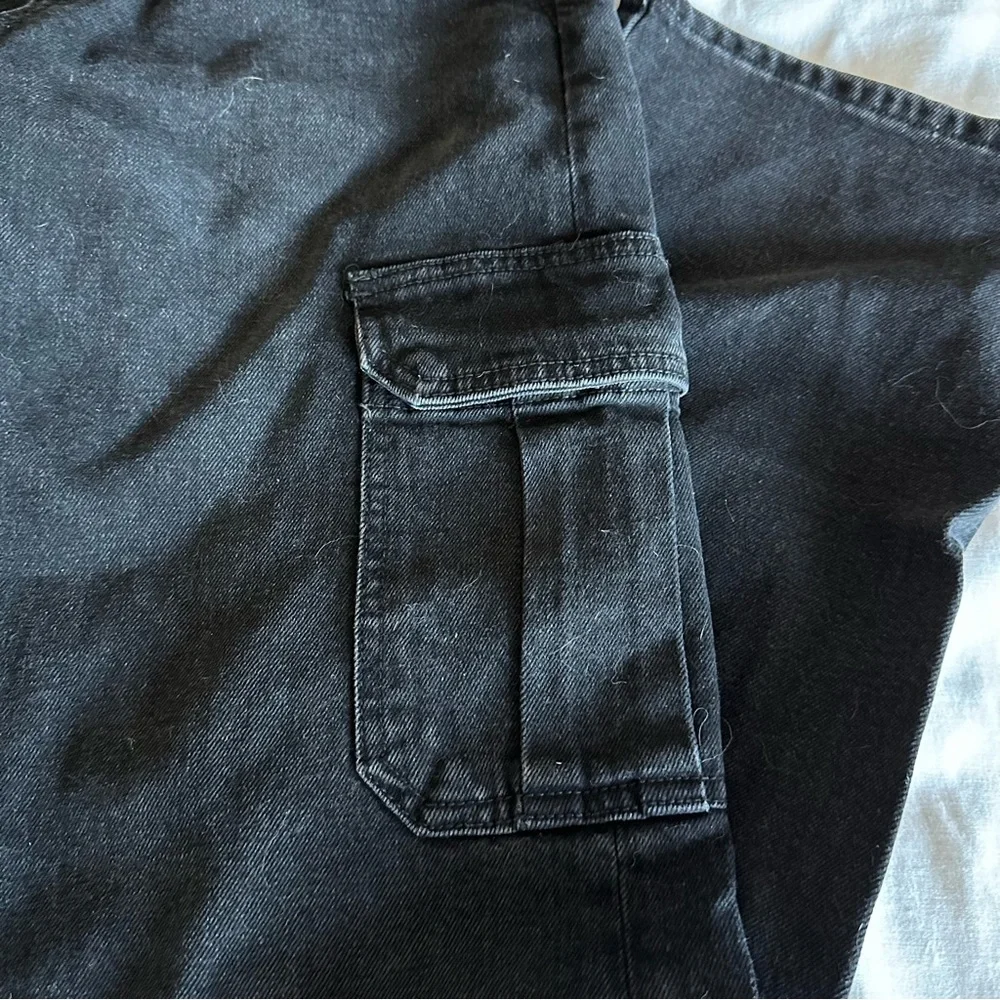 Black Low Rise Relaxed Straight Cargo Jeans